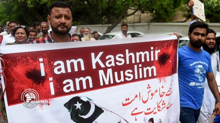 Pakistani students praise Iran's Leader's stance on Kashmir