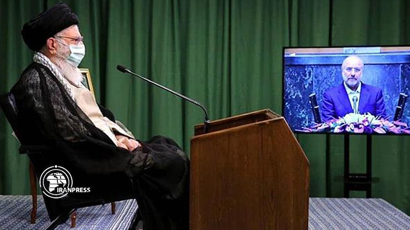 Iranpress: قائد الثورة الإسلامية يستقبل نواب البرلمان الإيراني 