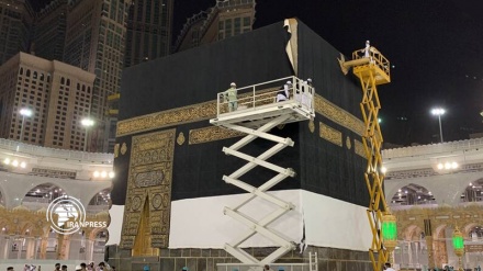 Holy Kaaba Kiswa gets replaced