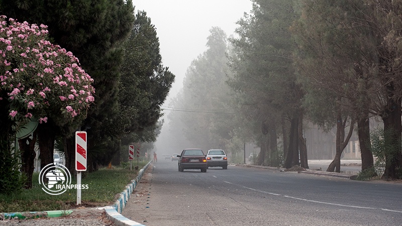 Iranpress: الغبار يحاصر مدينة زاهدان الإيرانية