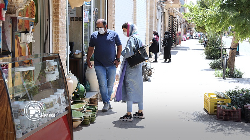 Iranpress: Mask campaign in Yazd to counter Coronavirus