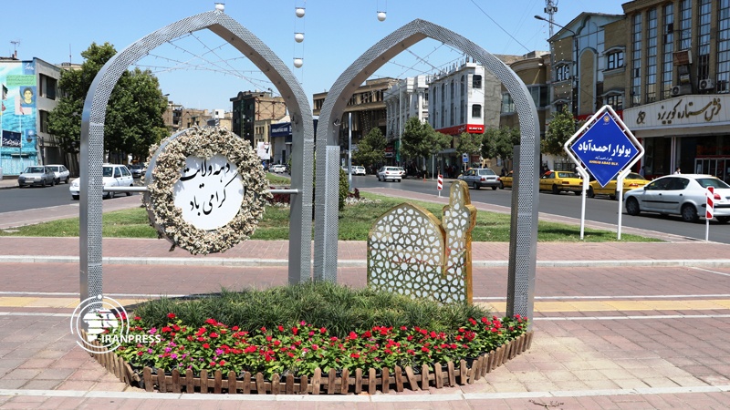 Iranpress: تزيين شوارع مشهد المقدسة بالأزهار احتفالاً بعيد الغدير الأغر