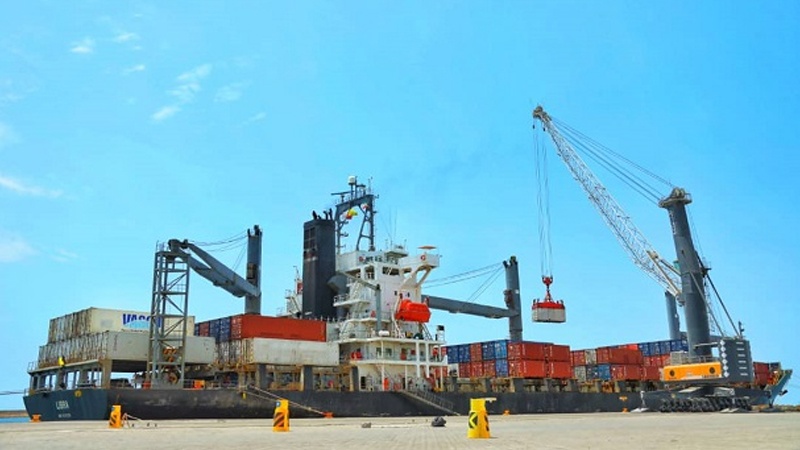Iranpress: رسو أول سفينة محملة بالسكر الهندي في ميناء ‘جابهار’