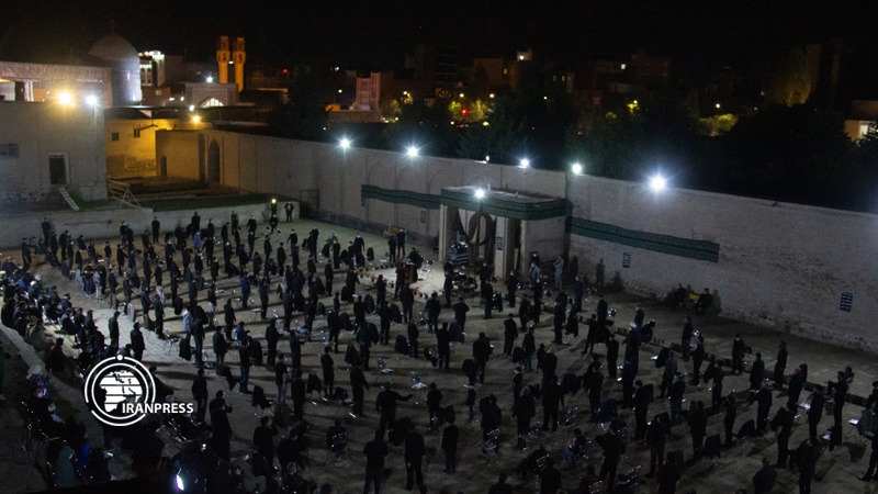 Iranpress: إقامة مراسم الليلة التاسعة من محرم الحرام في محافظة أردبيل