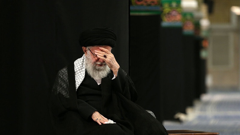 Iranpress: إقامة مراسم العزاء الحسيني (ع) بحضور قائد الثورة الإسلامية