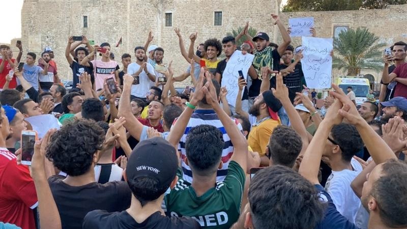 Libyans chant slogans during a demonstration protesting poor public services at  Tripoli on August 24, 2020 [AFP]