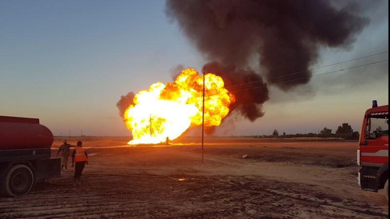 Iranpress: إخماد النيران في خط الغاز العربي في سوريا بعد تعرضه لاعتداء إرهابي