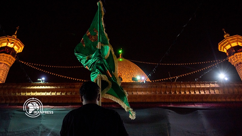 Iranpress: إقامة مراسم ليلة عاشورا الحسيني في مسجد شاهجراغ بشيراز