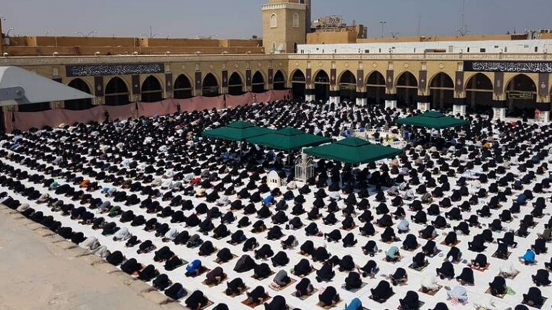 Iranpress: أول صلاة جمعة في مسجد الكوفة  بعد تخفيف قيود الإغلاق+ صور