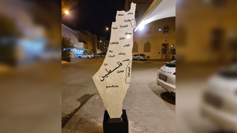 Iranpress: مواطن كويتي ينصب خريطة فلسطين أمام منزله