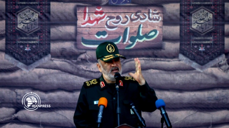 Iranpress: قائد الحرس الثوري يحذر ترامب من انتقام محتوم وجاد للشهيد سليماني