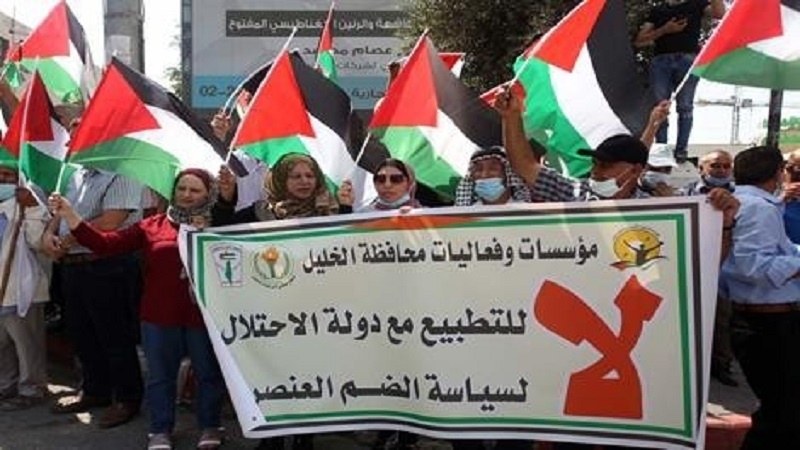 Iranpress: تظاهرات احتجاجيّة في الضفة وغزة رفضًا للتطبيع الاماراتي البحريني مع الاحتلال