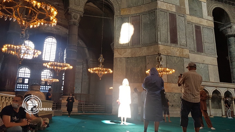 Iranpress: إقامة الصلاة في مسجد ‘آيا صوفية’ التاريخي +صور