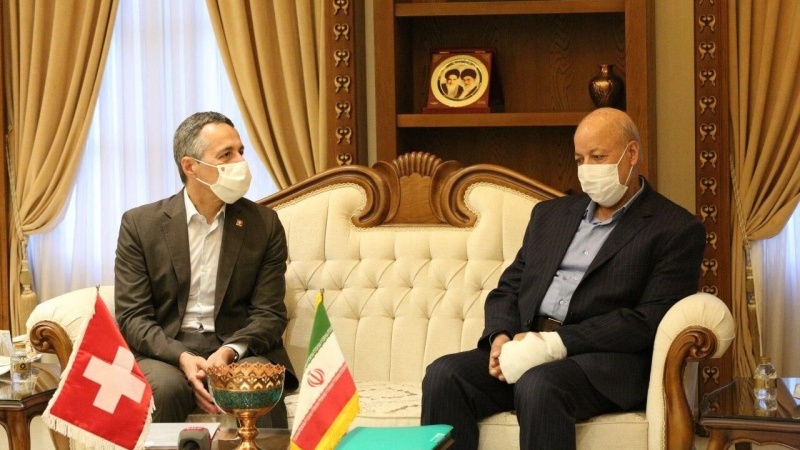 Iranpress: وزير الخارجية السويسري يؤكد على تطوير التعاون العلمي المشترك بين طهران وبرن