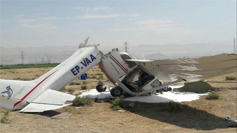 Iranpress: سقوط طائرة تدريب في محافظة قزوين وسط إيران وإصابة شخصین