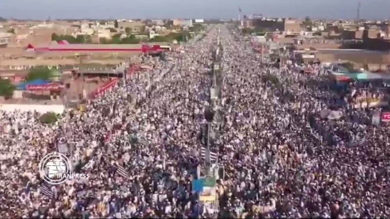 Iranpress: مظاهرة في باكستان احتجاجًا على نشر مجلة ‘شارلي إيبدو’ رسومًا مسيئة للنبي الأكرم (ص)