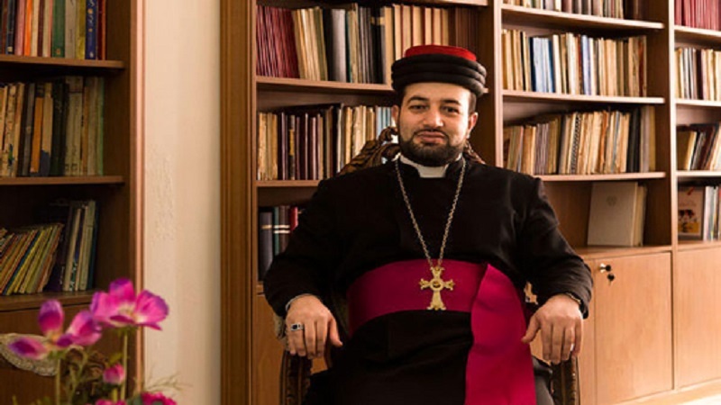 Iranpress: أسقف كنيسة المشرق الآشورية في إيران يردّ على ماكرون