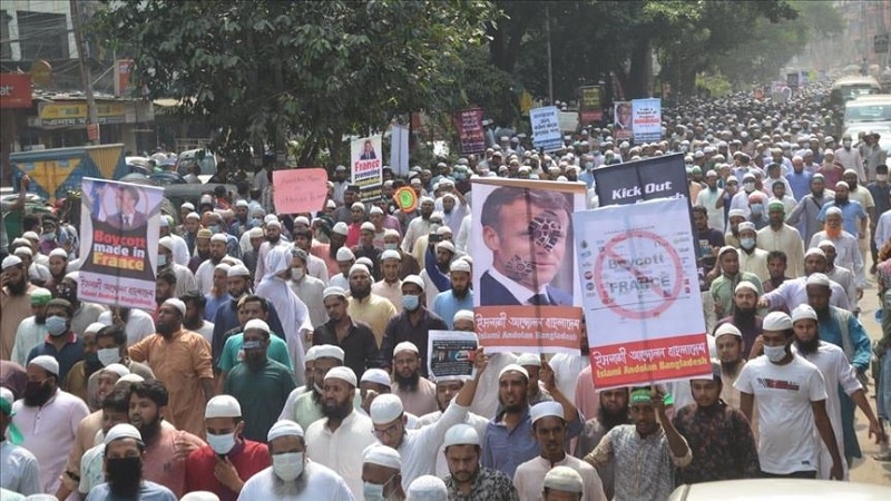 Iranpress: احتجاجات في بنغلاديش ضد تصريحات ماكرون المسيئة للإسلام