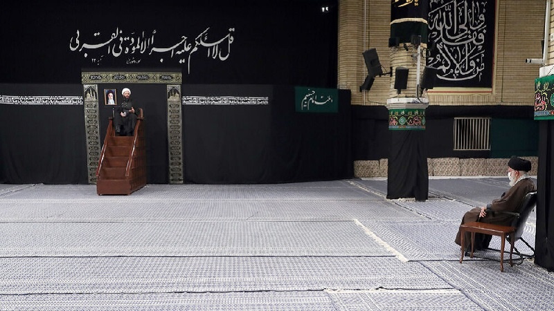 Iranpress: إحياء مراسم ذكرى وفاة النبي (ص) في طهران بحضور قائد الثورة