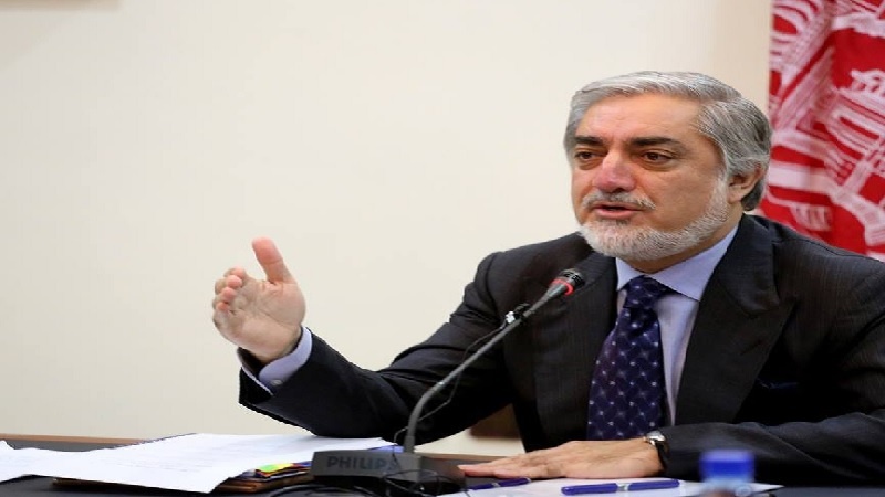 Iranpress: عبد الله عبد الله يصف مواقف إيران في دعم عملية السلام الأفغانية بالمهمة
