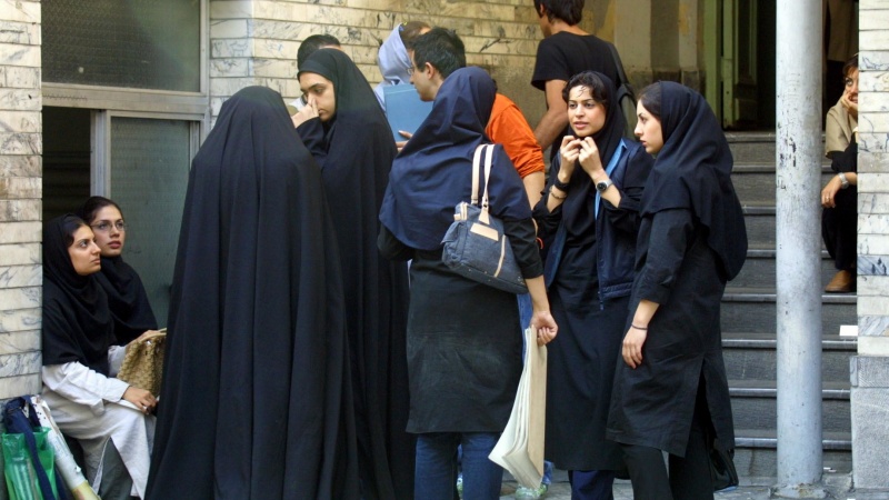 Iranpress: الفتیات الإيرانيات يحرزن 53 بالمائه من المقاعد الدراسيه في الجامعات