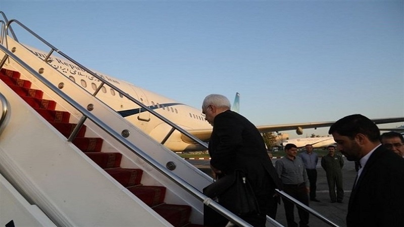 Iranpress: ظريف يغادر طهران متوجها الى إسلام آباد