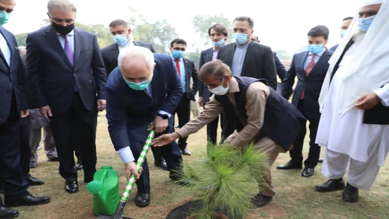 Iranpress: حفل غرس الشجرة في باكستان على شرف وزير الخارجية الإيراني