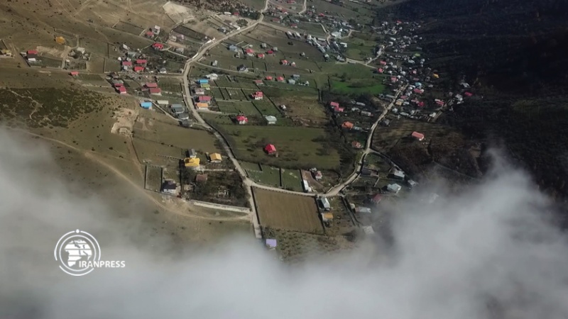 Iranpress: قرية بركن.. وجهة سياحية تكتنفها الغيوم