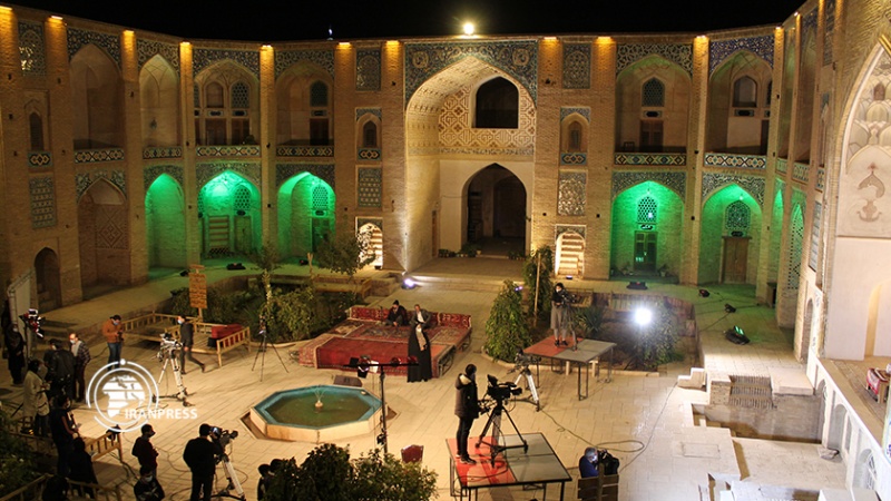 Iranpress: ألحان الموسيقى التقليدية الإيرانية تصدح في كاروانسراي ‘غنجعلي خان’ التاريخية