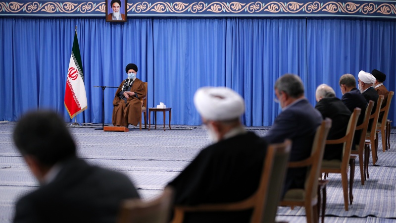 Iranpress: قائد الثورة الإسلامية : لايمكن الاعتماد على الأجانب