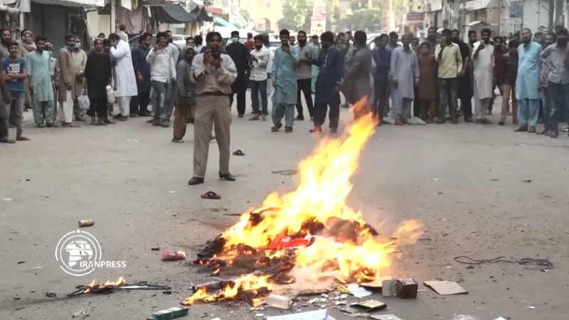 Iranpress: إضرام النار في بضائع فرنسية بمدينة كراتشي الباكستانية