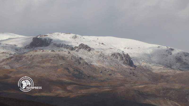 Iranpress: الثلوج تلوّن مرتفعات ’بز سينا‘ السياحية بالبياض