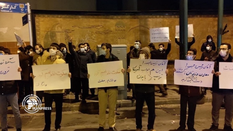 Iranpress: احتشاد الطلاب والمواطنين أمام البرلمان