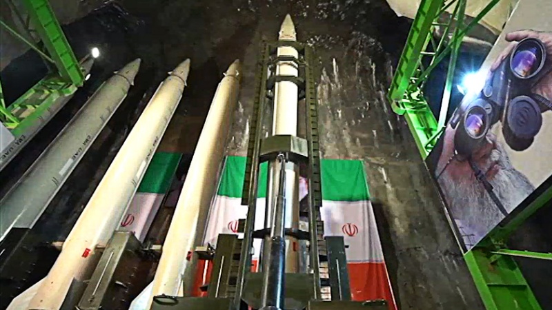 Iranpress: الحرس الثوري يزيح الستار عن راجمة صواريخ باليستية بعيدة المدى