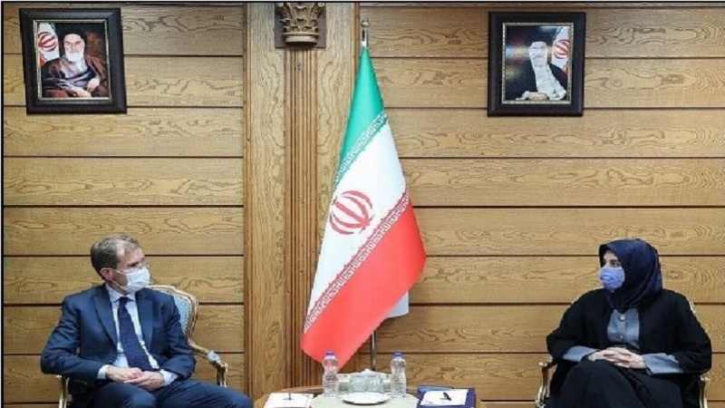 Iranpress: إيران تنتظر من أمريكا وأوروبا التمسك بالتزاماتهما الدولية