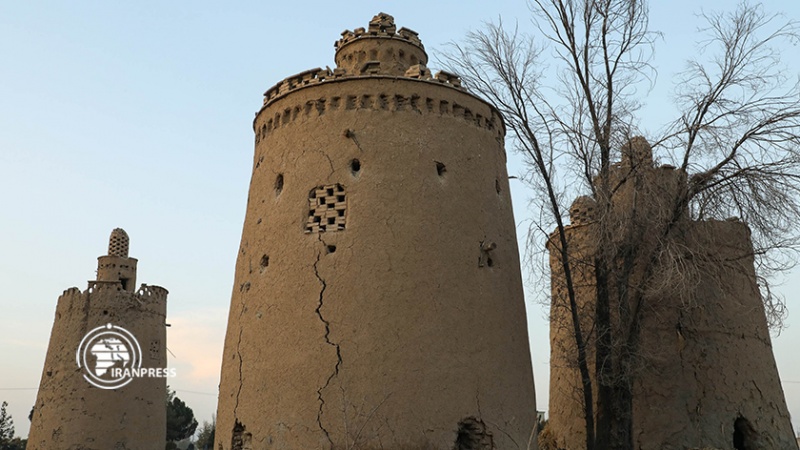Iranpress: أبراج الحمام في قرية ’ولاشان‘؛ رمز لعمارة أصفهان القديمة