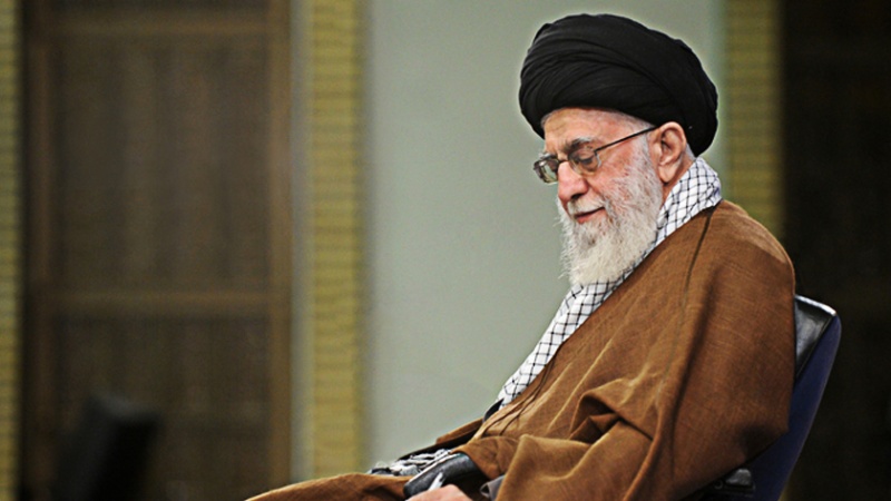 Iranpress: قائد الثورة: التعبئة ثروة كبيرة وهبة إلهية للشعب الإيراني