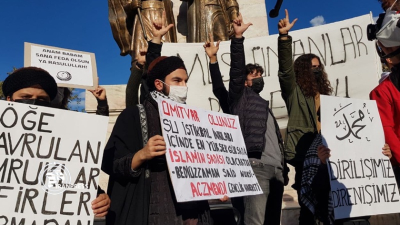 Iranpress: سكان إسطنبول يتظاهرون ضد ماكرون