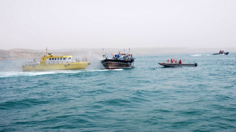 Iranpress: إيقاف 4 مراكب صيد باكستانية في المياه الإيرانية الجنوبية