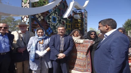 تألق فنانتين إيرانيتين في معرض الحرف اليدوية لغرب آسيا