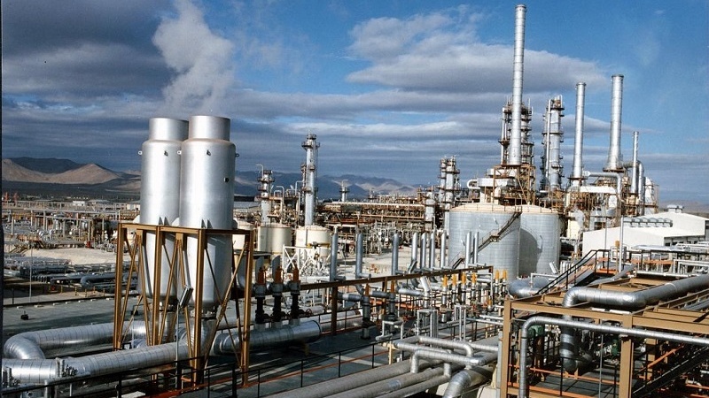 Iranpress: تحويل مليوني برميل من النفط الخام إلى مشتقات نفطية في إيران يوميًا