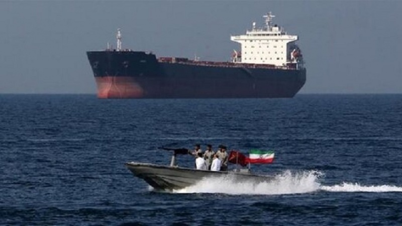 Iranpress: إيران توقف سفينة أجنبية في الخليج الفارسي بسبب تهريب الوقود