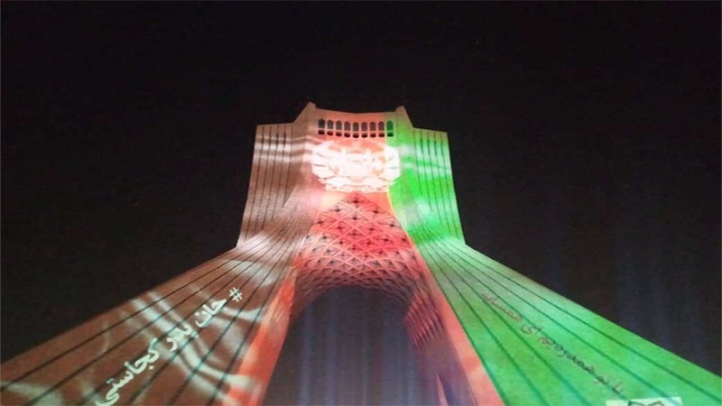 Iranpress: إضاءة برج آزادي في طهران تعاطفًا مع الشعب الأفغاني