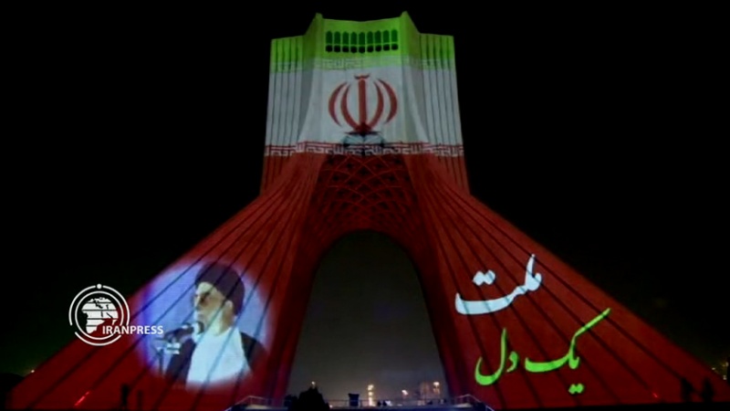 Iranpress: إضاءة برج آزادي في طهران تضامنا مع الشعب الإيراني