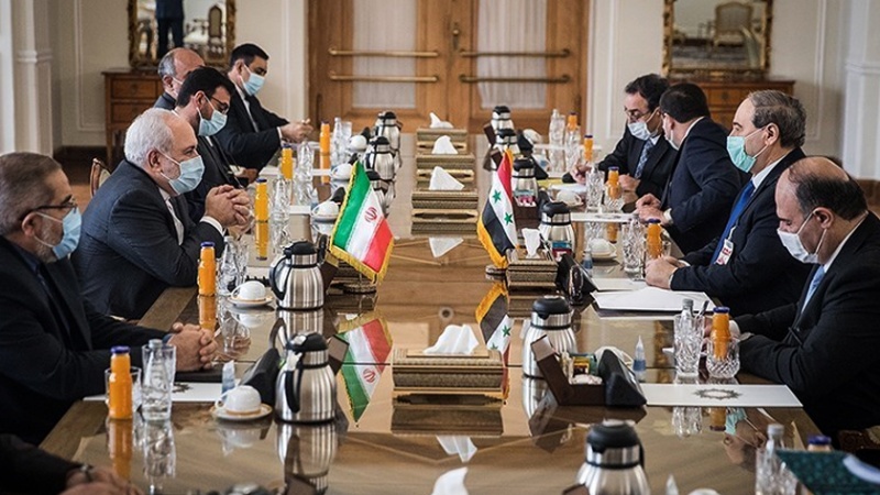 Iranpress: ظريف يؤكد على ضرورة المزيد من التشاور بين إيران وسوريا 