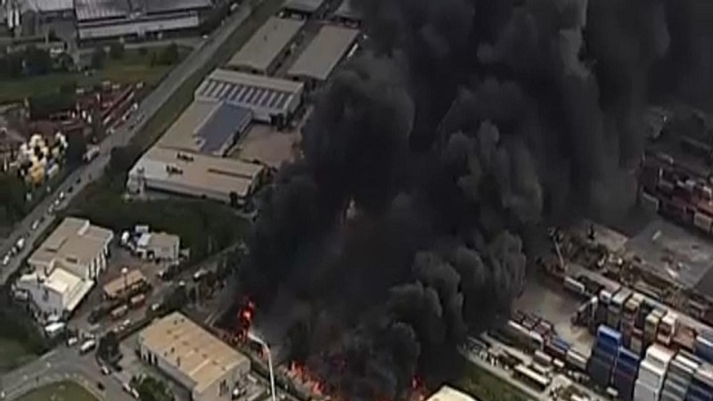 Iranpress: أستراليا.. حريق هائل في منطقة صناعية في ميناء بريسبن