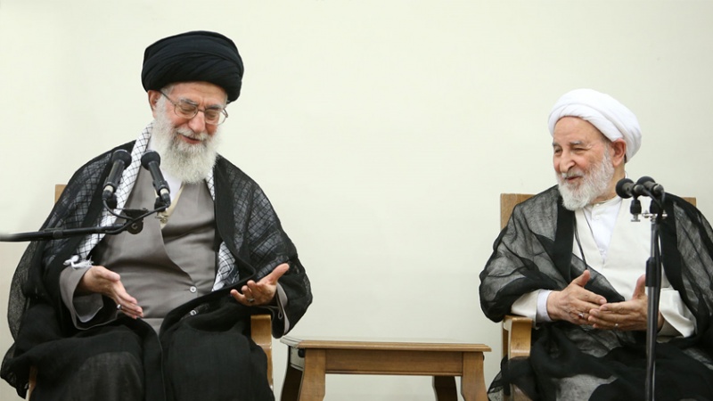Iranpress: قائد الثورة الاسلامية  يعزي بوفاة آية الله محمد يزدي
