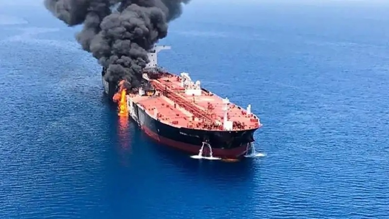 Iranpress: انفجار في ناقلة نفط بميناء جدة السعودي