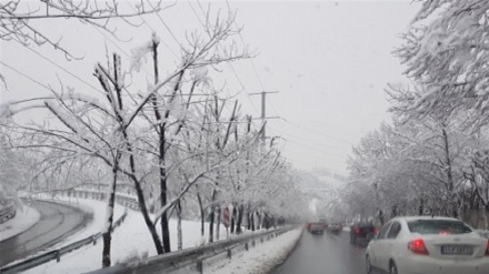 الثلوج الخريقية تكسو عددًا من المدن الإيرانية