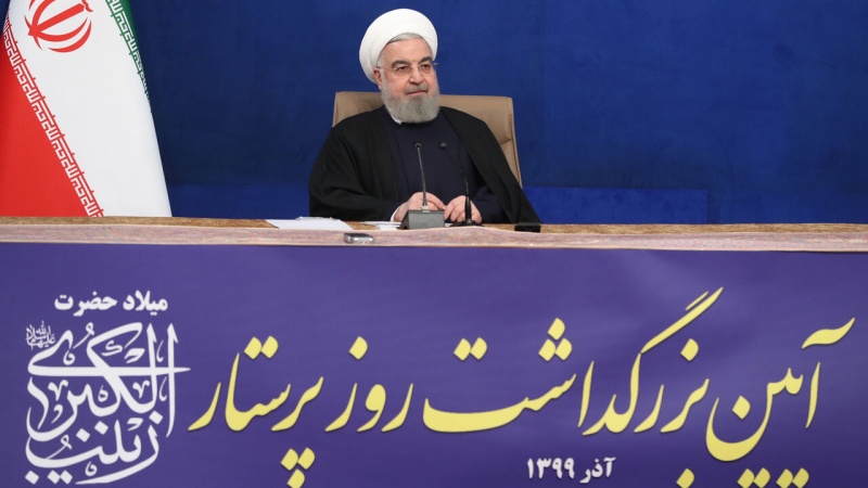 Iranpress: روحاني يشيد بدور الممرضين والممرضات في مكافحة كورونا
